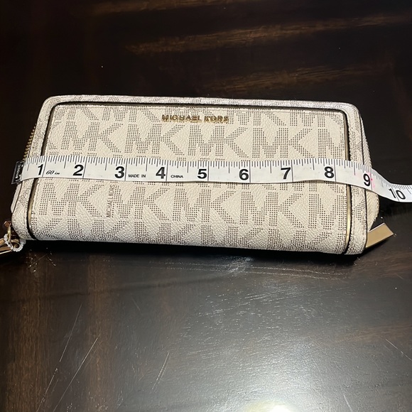 Michael Kors Jet Set Continental Accordion Wallet - Picture 13 of 13